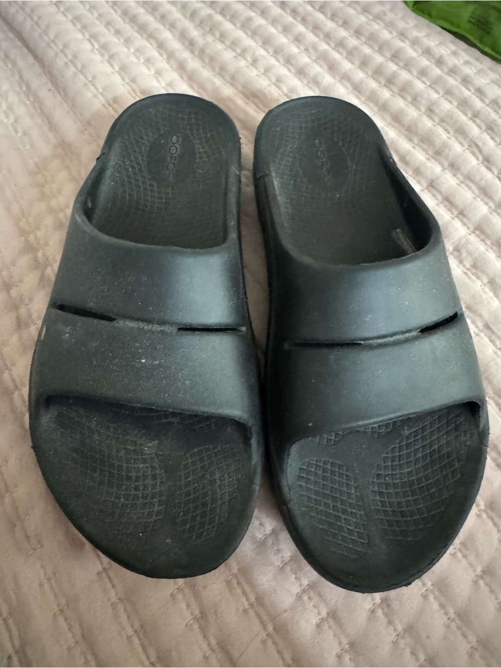 OOFOS Black Slip-On Recovery Slides